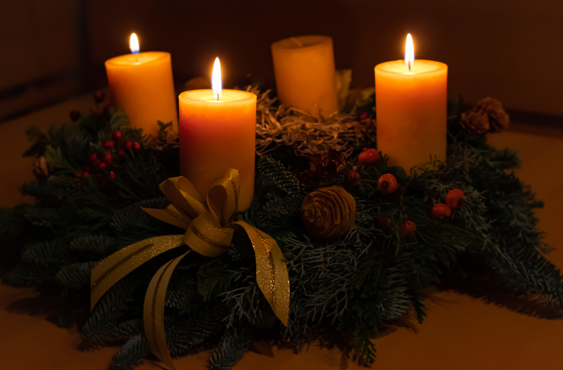 Adventskranz mit drei brennenden Kerzen