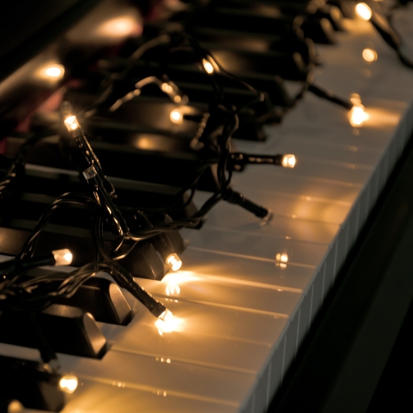 Klaviertasten mit Lichterkette