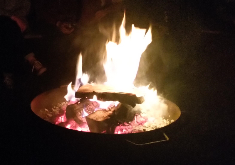 Lagerfeuer in Feuerschale